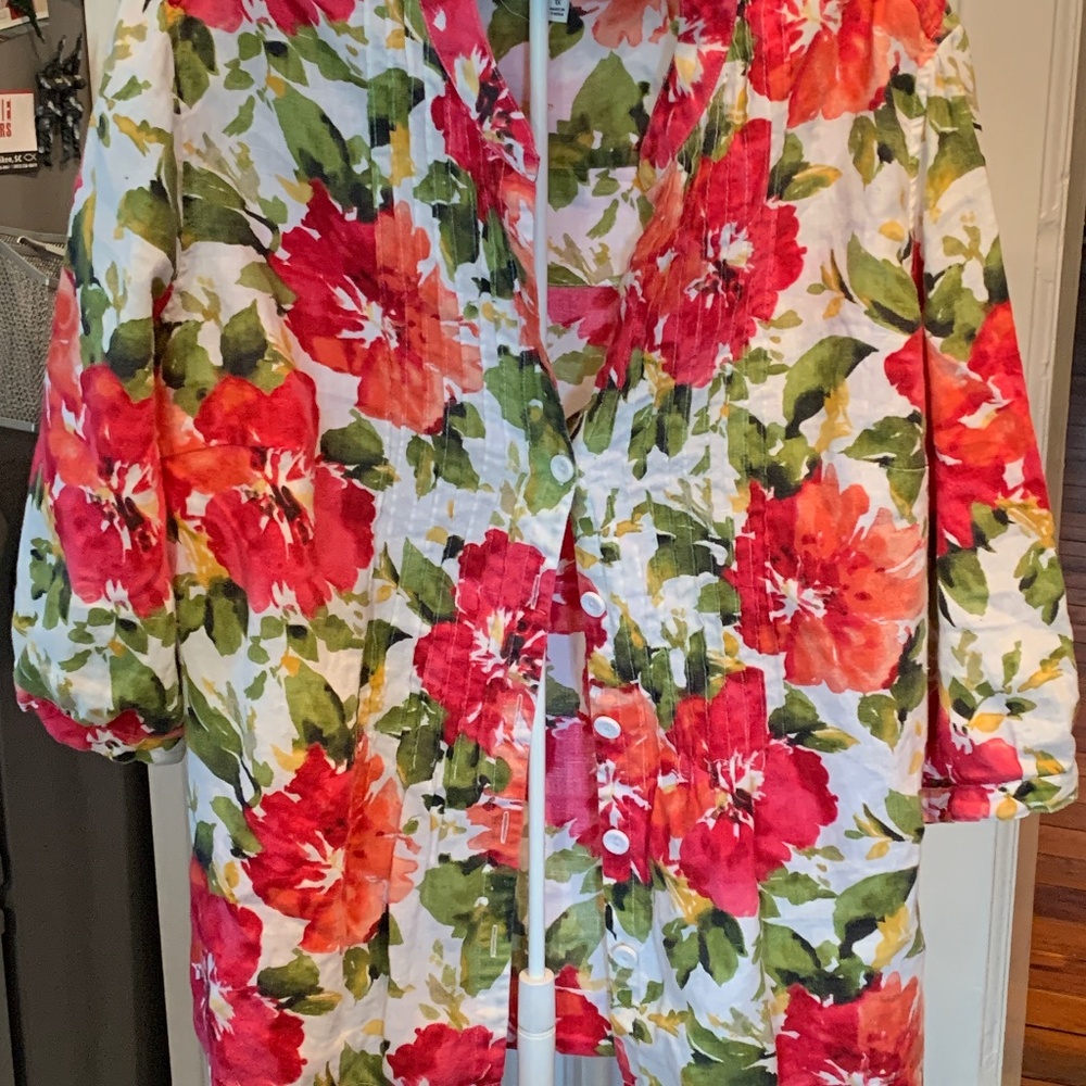 Jones New York Sport  Woman  100‎ percent linen top. Worn a few times